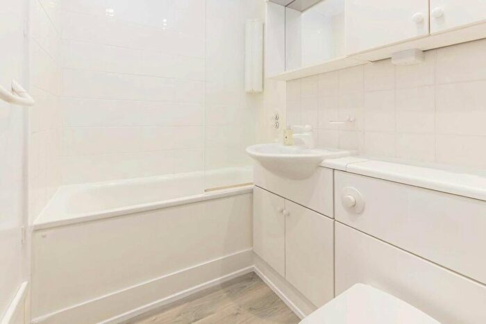 4 Bedroom House To Rent In Cotswold Close, Kingston Upon Thames, KT2