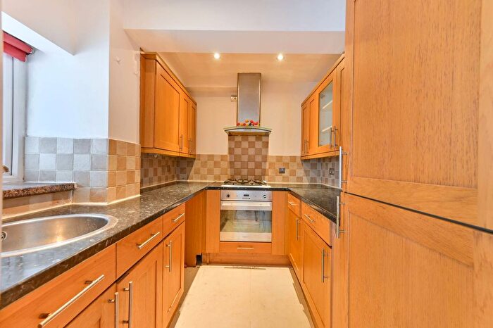 2 Bedroom Flat For Sale In Chatsworth Road, Mapesbury Estate, London, NW2