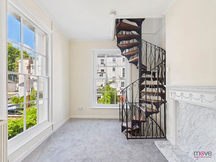 1 Bedroom Flat For Sale In Pittville Lawn, Cheltenham, GL52