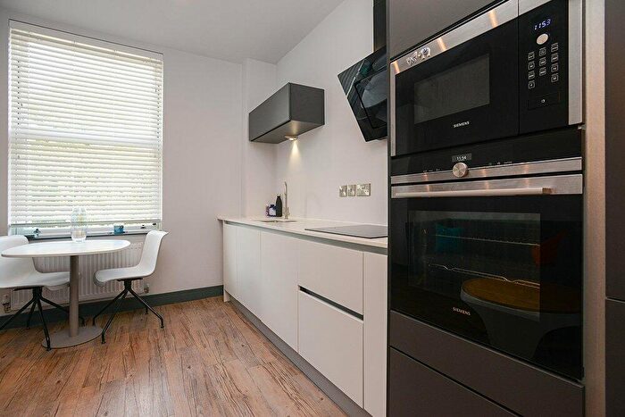 1 Bedroom Flat To Rent In Waverley Street, Nottingham, Nottinghamshire, NG7