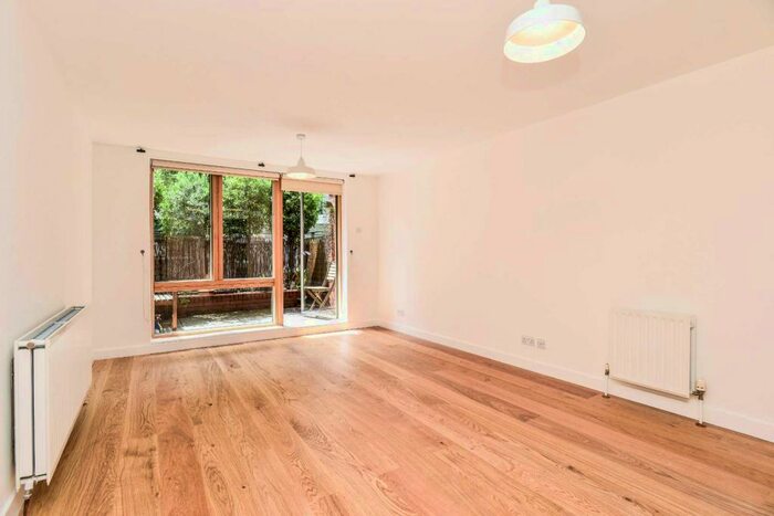 2 Bedroom Flat To Rent In De Beauvoir Crescent, Haggerston, London, N1