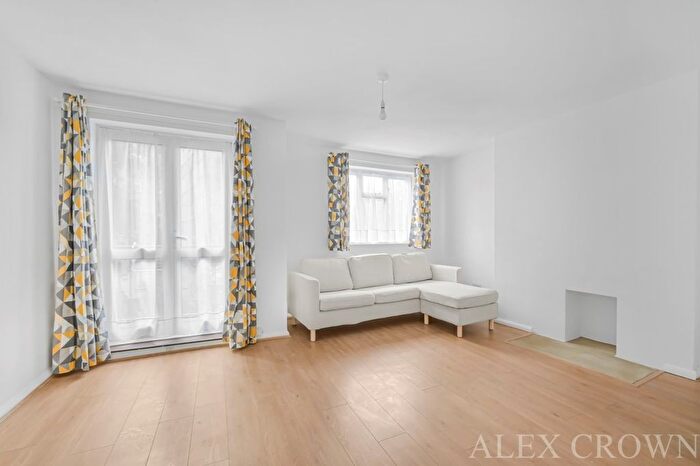 3 Bedroom Flat To Rent In Hale Gardens, London, N17