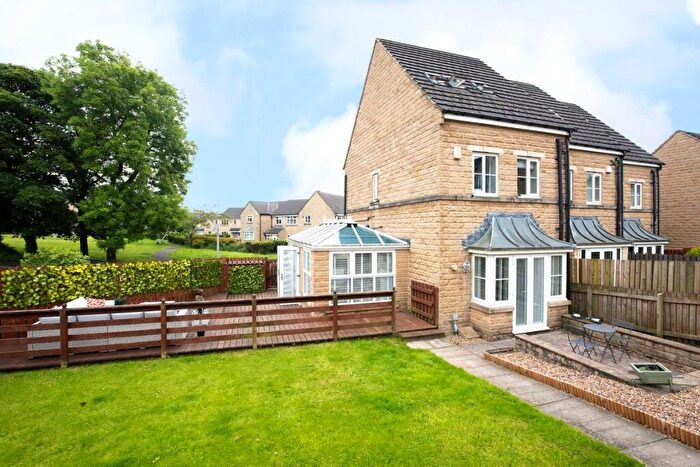 3 Bedroom Town House For Sale In Kingfisher Court, Clayton Heights, BD6