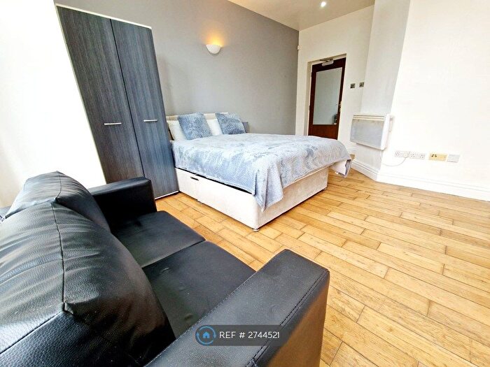 Studio To Rent In Windsor Road, Newton Heath, M40
