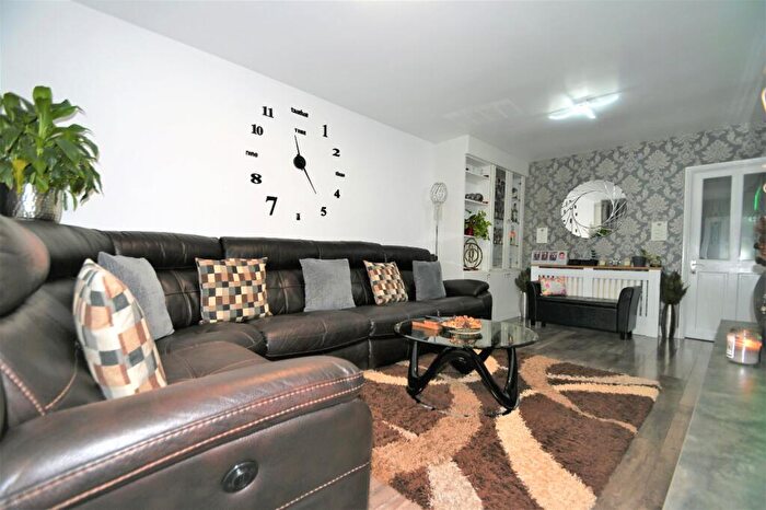3 Bedroom End Of Terrace House To Rent In Torridge Road, Slough, Berkshire, SL3