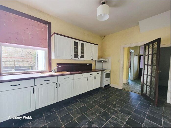 1 Bedroom Flat For Sale In Burford Gardens, Palmers Green, N13