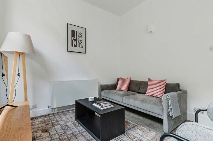 2 Bedroom Apartment To Rent In Great Sutton Street, London, EC1V