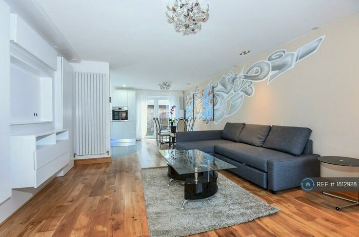 4 Bedroom Semi-Detached House To Rent In London, London, SE16