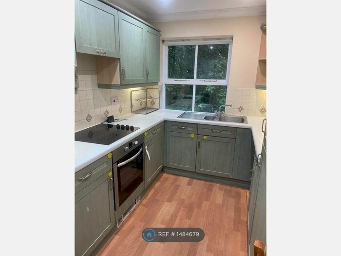 2 Bedroom Flat To Rent In River Bank Close, Maidstone, ME15