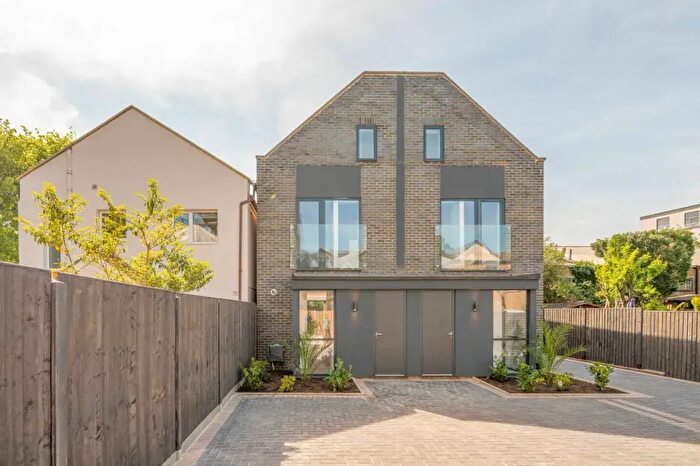 3 Bedroom Semi-Detached House To Rent In Barnet, EN4