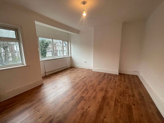 3 Bedroom Flat To Rent In Narborough Road, Leicester, LE3