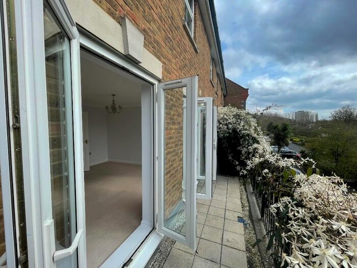 4 Bedroom Town House To Rent In Barlow Drive, London, SE18