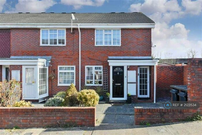 1 Bedroom Flat To Rent In Delaporte Close, Epsom, KT17