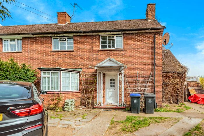 4 Bedroom Semi-Detached House To Rent In Slough, Berkshire, SL2