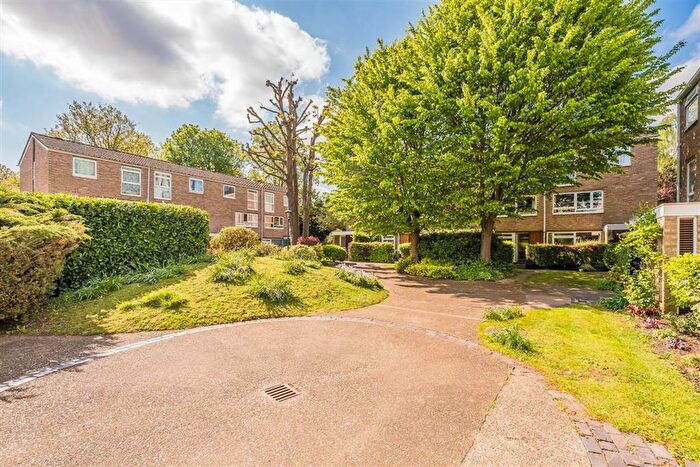 1 Bedroom Flat For Sale In Harrowdene Gardens, Teddington, TW11