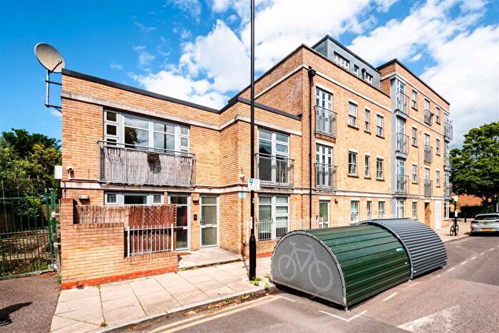 1 Bedroom Flat To Rent In Sandringham Road, Hackney, E8