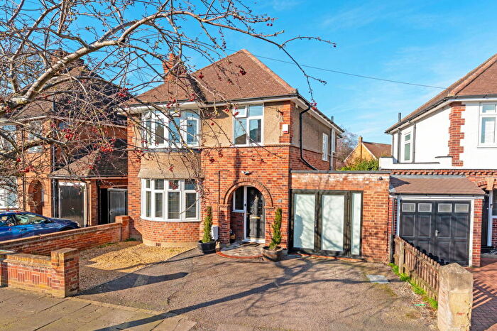 3 Bedroom Detached House For Sale In Kingsbrook Road, Bedford, Bedfordshire, MK42