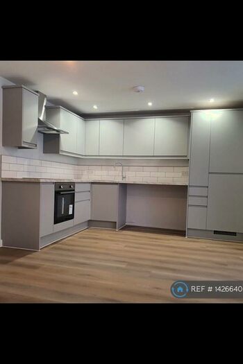 2 Bedroom Flat To Rent In Pear Tree Avenue, Long Ashton, BS41