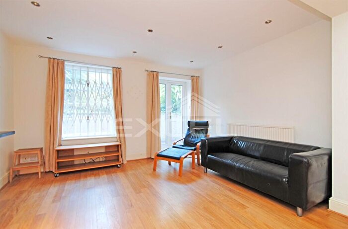 2 Bedroom Apartment To Rent In Frognal, Hampstead, London, NW3