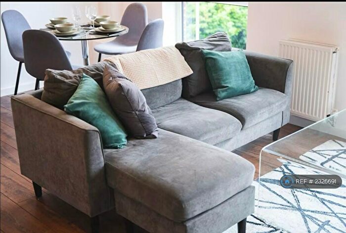 2 Bedroom Flat To Rent In Knightsbridge Court, Salford, M3