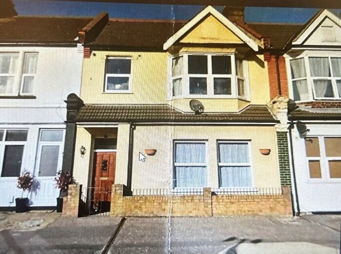 2 Bedroom Flat To Rent In West Road, Westcliff-On-Sea, SS0