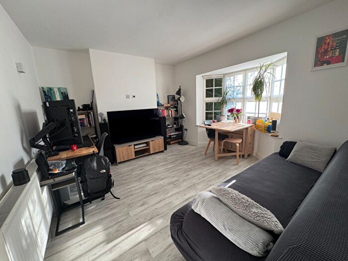 1 Bedroom Maisonette To Rent In Midholm Close, London, NW11