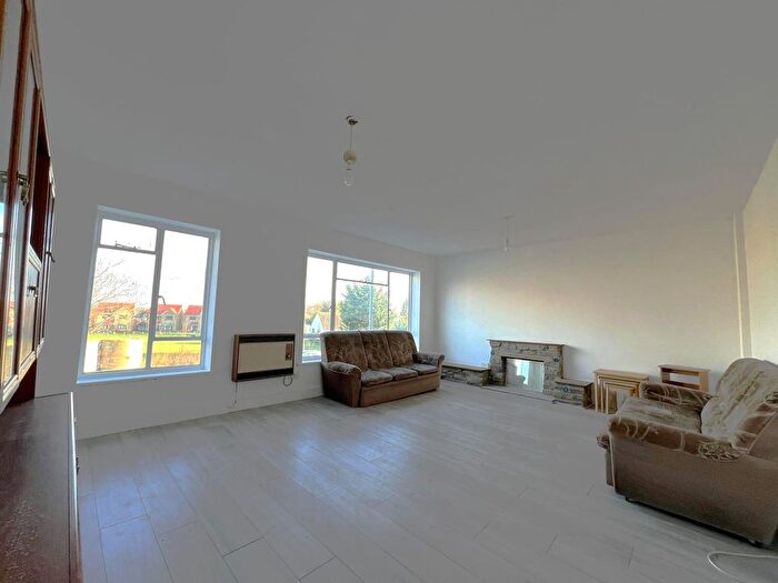 2 Bedroom Flat To Rent In Masons Parade, Newgatestreet Road, Goffs Oak, Waltham Cross, EN7