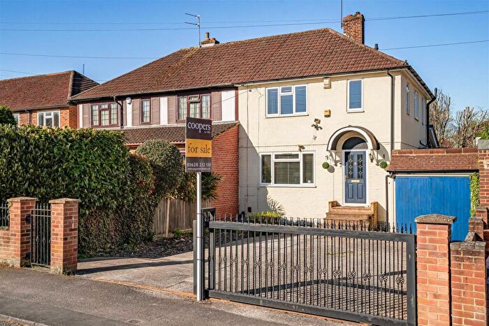 3 Bedroom Semi Detached House For Sale In Blackamoor Lane, Maidenhead, SL6