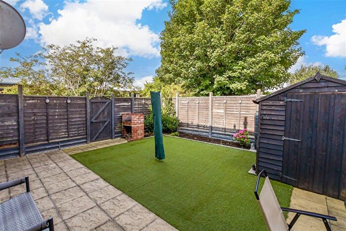 2 Bedroom Maisonette For Sale In Alkham Road, Vinters Park, Maidstone, Kent, ME14
