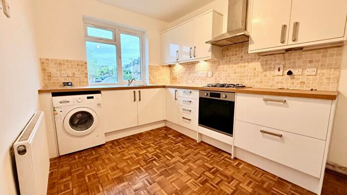 2 Bedroom Flat To Rent In Woodford Green, IG8