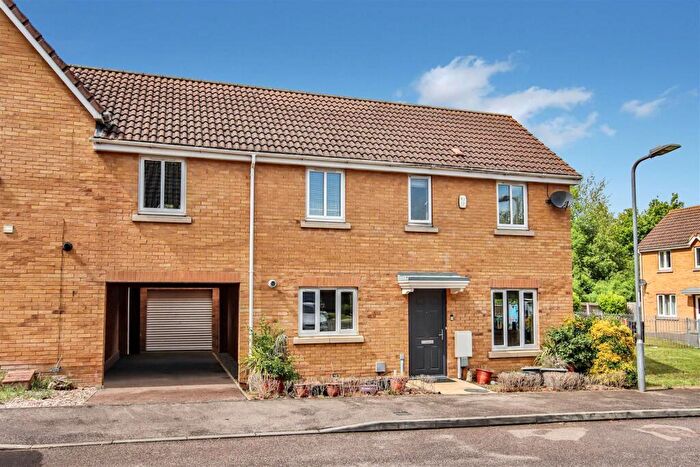 3 Bedroom Link Detached House For Sale In , Temple Gardens, Rushden, NN10