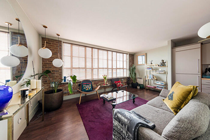 2 Bedroom Flat For Sale In Peckham Grove, Peckham, SE15