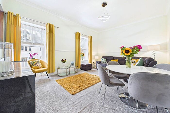 3 Bedroom Flat For Sale In Bloomgate, Lanark, ML11