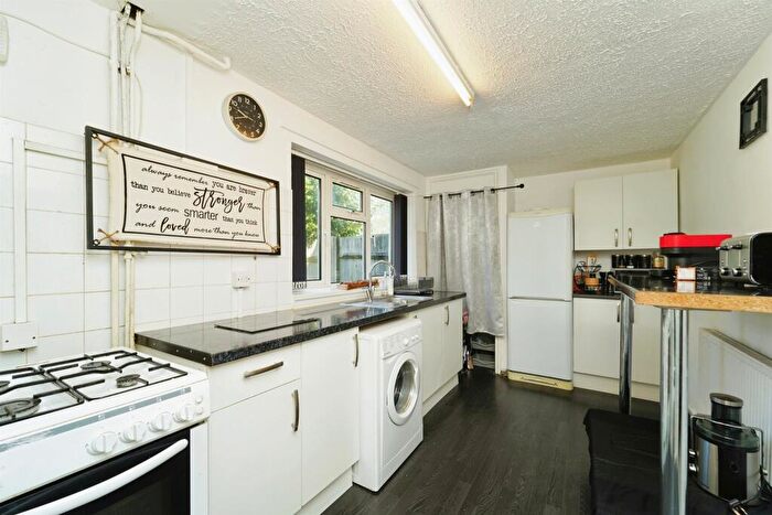2 Bedroom End Of Terrace House For Sale In Beckett Lane, Crawley, RH11