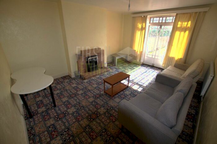 4 Bedroom Semi-Detached House To Rent In Victoria Park Road, Clarendon Park, LE2