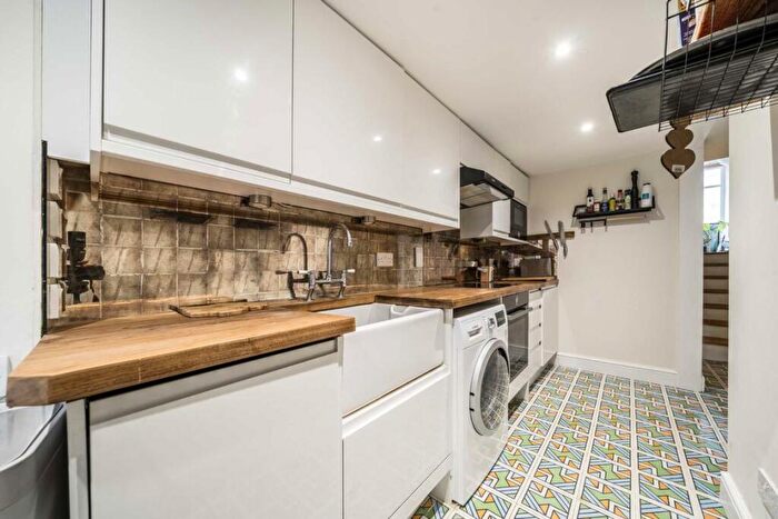 2 Bedroom Flat For Sale In Ickburgh Road, Clapton, E5