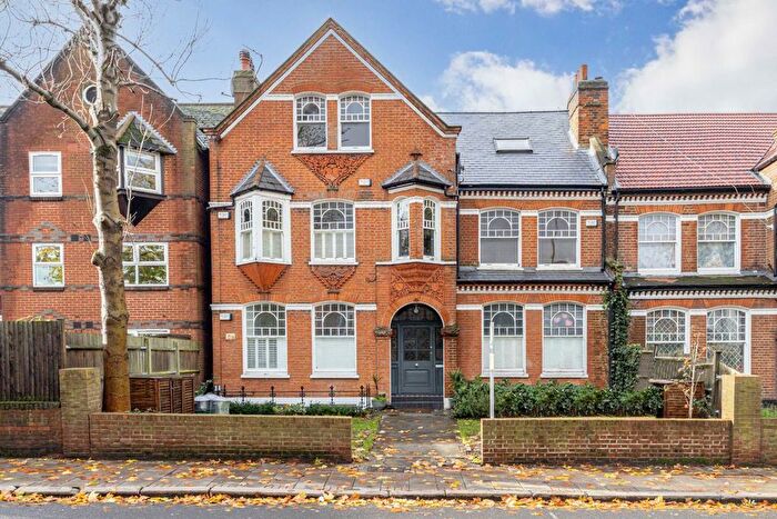 2 Bedroom Flat To Rent In Bedford Hill, London, SW12