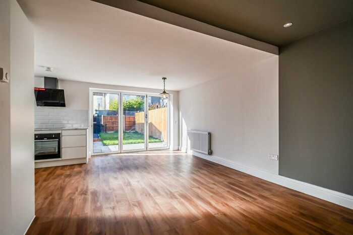 2 Bedroom Apartment For Sale In Southview Drive, Westcliff-On-Sea, SS0