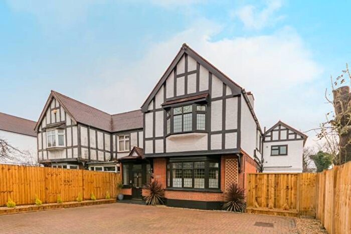 2 Bedroom Flat To Rent In Green Lanes, London, N4