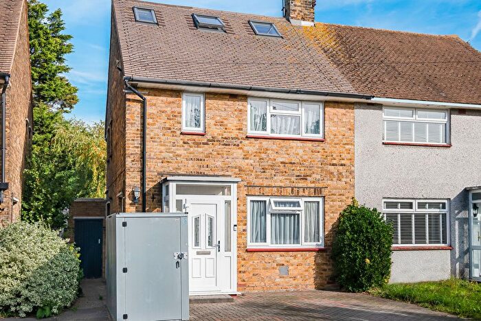 3 Bedroom Semi-Detached House For Sale In Norwich Avenue, Southend-On-Sea, SS2