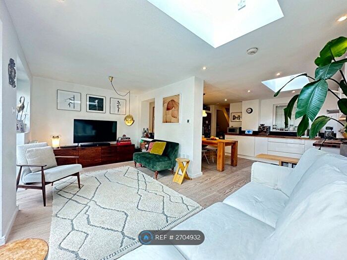 2 Bedroom Flat To Rent In Derwent Grove, London, SE22