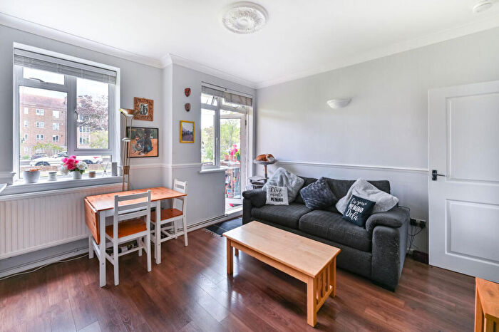 2 Bedroom Flat For Sale In Michaelson House, Kingswood Estate, West Dulwich, London, SE21