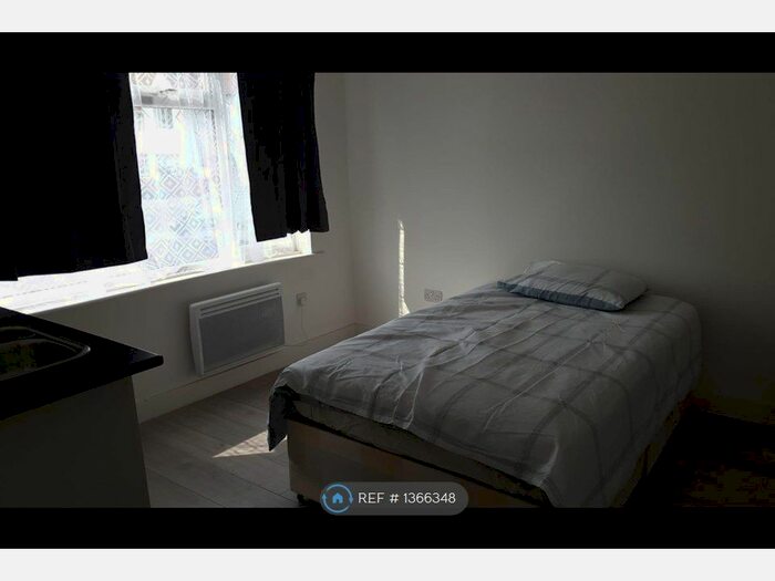 Studio To Rent In Brook Road, London, NW2