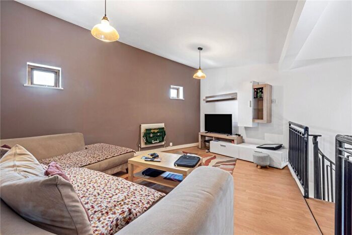 3 Bedroom Apartment To Rent In Ashton Street, London, E14