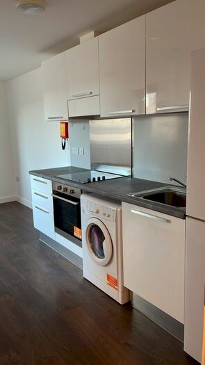 2 Bedroom Flat To Rent In Russell Way, Three Bridges, Crawley RH10