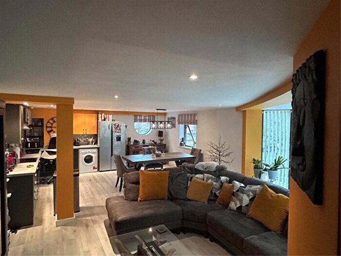 2 Bedroom Flat For Sale In City Wharf Apartments, Schooner Way, Cardiff Bay, Cardiff, CF10
