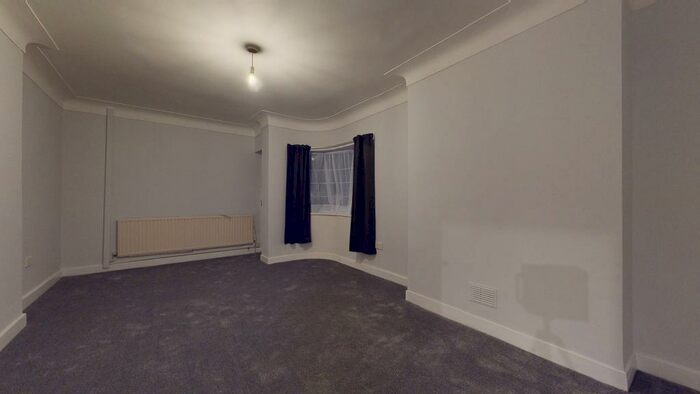 3 Bedroom Flat To Rent In Woodford Road, E18