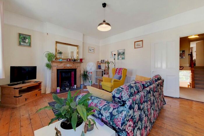 2 Bedroom Flat To Rent In Barrow Road, Streatham Common, London, SW16