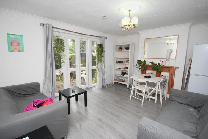 3 Bedroom Flat To Rent In Evelyn Walk, Hoxton, London, N1