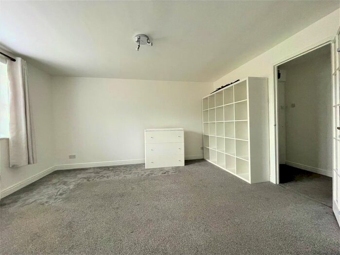 2 Bedroom Flat To Rent In Lovegrove Dive, Slough, SL2